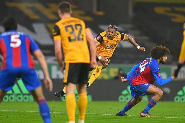  埃弗顿球迷冲场抗议俱乐部转会决策  